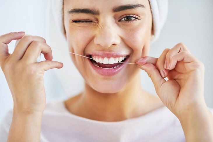 dùng tăm chỉ trước khi sử dụng bàn chải điện